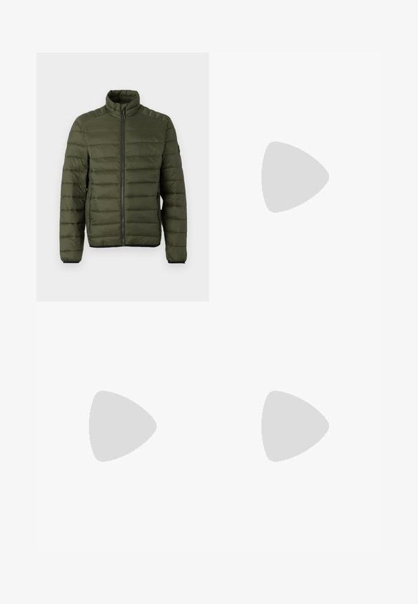 Chaqueta acolchada verde oliva con cuello alto, cremallera completa frontal y bolsillos laterales con cremallera, diseñada para proporcionar calor y un uso informal.; Suéter de color crema con textura acanalada, cuello redondo y mangas largas. Tejido suave con un corte holgado.; Vaqueros de mezclilla azul con un ajuste relajado, piernas rectas, costura visible y un cierre de botón en la parte delantera. Presenta un bolsillo lateral con un acento.; Zapatilla de cuero negra con rayas blancas, suela de goma texturizada y parte frontal con cordones. Cuenta con una etiqueta de marca en la lengüeta.