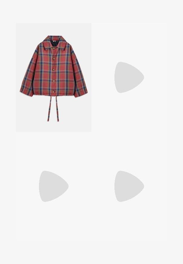 Veste à carreaux rouges et bleus avec un col, des boutons en bois, des manches larges et un bas resserré avec des liens.; T-shirt à manches longues en tissu lavande doux, présentant des détails plissés sur une épaule et un décolleté drapé. Design ajusté.; Jupe midi bleue avec fines rayures blanches et broderie dispersée de sequins floraux marron, noir et beige, avec des plis et une ceinture ajustée.; Ballerine plate en cuir verni noir avec un bout pointu, deux brides ajustables avec boucles, et une semelle plate. Texture lisse avec une finition brillante.