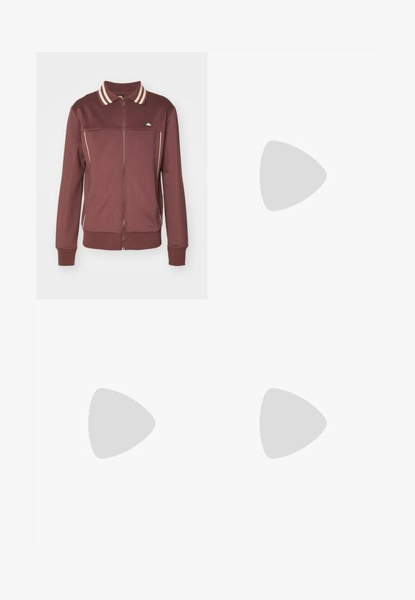 Ellesse MERANA - Μπουφάν προπόνησης - brown; Λευκό βαμβακερό T-shirt με κοντά μανίκια, τσέπη στο στήθος και ένα μικρό τετράγωνο λογότυπο σε πορτοκαλί και λευκό στην τσέπη.; Καφέ βαμβακερά chino με σχεδιασμό ίσιας γραμμής, μπροστινές τσέπες, θηλιές ζώνης και λεία υφή. Χωρίς ορατά σχέδια ή διακοσμητικά στοιχεία.; Καφέ δερμάτινο παπούτσι για ιστιοπλοΐα με λευκά ραφές, λεπτομέρειες κορδονιών και ταμπά λαστιχένια σόλα, εμφανιζόμενο από το πλάι σε λευκό φόντο.
