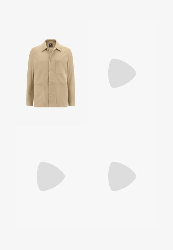 Beige nahkahousu, jossa on terävä kaulus, edessä nappisulku ja kaksi suurta etutaskua, sekä pieni tasku vasemmalla puolella.; Vaaleanbeige lyhythihainen nappipaita, joka on valmistettu pellavasta. Tässä paidassa on leirikolosu, siistit linjat ja hienovarainen tekstuuri, sekä viisi nappia edessä.; Vaaleat chinousut, jotka on valmistettu sileästä puuvillasta. Niissä on suora lahje, yksittäinen nappikiinnitys ja kaksi sivutaskua. Huomaamaton ompelu yksityiskohtia.; Ruskea mokkanahkainen nilkkapitoinen vapaa-ajan kenkä, jossa on kaksi nyörireikää ja ommeltu pohja valkoisella taustalla, sivuprofiili.