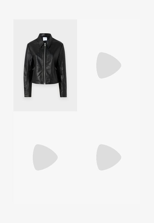 Samsøe Samsøe SASHILOH - Δερμάτινο μπουφάν - black; Μαύρο cropped τοπ με ριπ ύφανση και λεπτές τιράντες, με ένα μικρό πατς λογότυπο Calvin Klein στο κέντρο του στήθους.; Μαύρο τζιν παντελόνι φαρδιάς γραμμής από τζιν, με ψηλή μέση, πέντε τσέπες και κούμπωμα με μεταλλικό κουμπί, καθώς και αντίθετη ραφή.; Μαύρες δερμάτινες μπαλαρίνες με μυτερή μύτη, επίπεδο πάτο και μικρή λωρίδα με λεπτομέρεια ασημένιας αγκράφας.