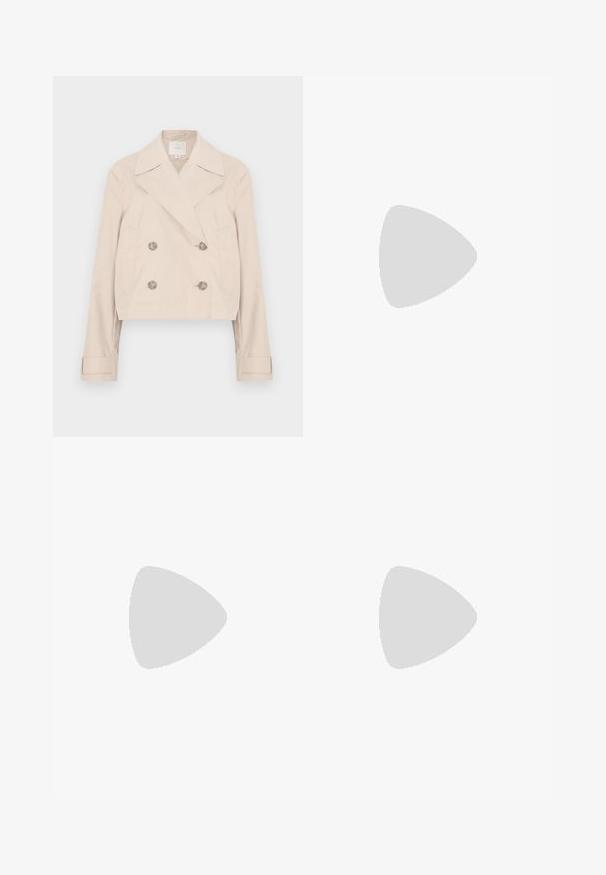Veste courte beige à double boutonnage avec grands revers, deux poches latérales et boutons décoratifs. Confectionnée dans un tissu lisse et léger.; Haut sans manches bordeaux en tissu côtelé, avec un patch logo noir, un col rond et une coupe ajustée. Texture lisse et finition soignée.; Jeans en denim bleu clair taille haute avec jambes larges, poches avant et arrière, fermeture par boutons, et décoloration subtile sur les cuisses et les genoux.; Ballerines noires en cuir avec un bout pointu, une semelle plate et une petite sangle avec un détail de boucle en argent.