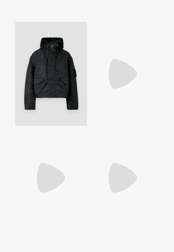 Veste matelassée noire courte avec fermeture éclair et bouton, deux poches avant, capuche avec cordon de serrage et doublure intérieure douce.; T-shirt oversize rose clair à manches courtes avec logo blanc délavé "Carhartt" sur la poitrine et détails subtils de taches de peinture.; Jupe midi en denim bleu foncé avec une fente frontale. Dotée de coutures jaunes et d'une ceinture noire avec une boucle argentée. Design simple et droit.; Paire de chaussures en cuir noir style Mary Jane avec arrière élastiqué et bride velcro, avec un logo Puma discret sur chaque orteil.