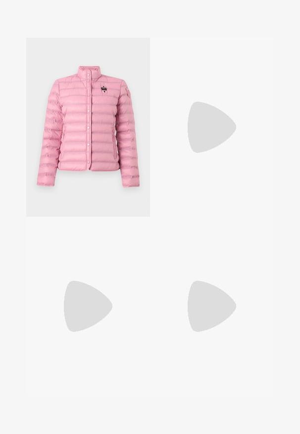 Veste matelassée rose clair avec fermeture à boutons-pression, col montant, poches latérales et deux petites patchs noirs et roses sur la poitrine et la manche.; Pull en maille bleu marine à manches longues avec motif texturé, col polo, quatre boutons dorés et petit logo sur la poitrine.; Jean large noir en coton avec une texture douce, ornés de motifs brodés subtils et de garnitures dorées sur les poches.; Mocassins en cuir noir à texture lisse, bout arrondi et détails de couture subtils. Ils présentent un accent logo doré sur le côté supérieur.