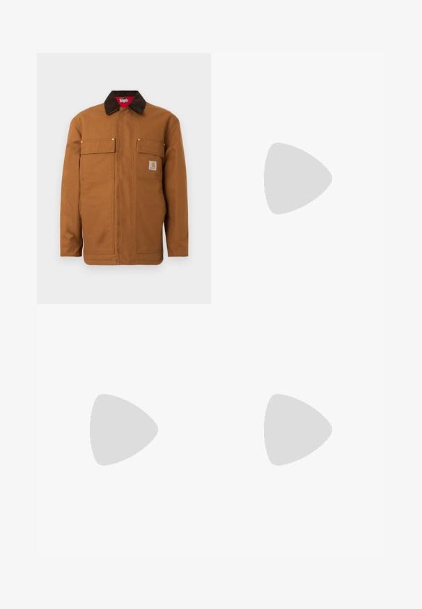 Brun arbejdsjakke med mørkebrun kordfløjls-krave, to brystlommer med klap og en lille Carhartt-logo-patch på den højre lomme.; Langærmet skjorte i orange og sort ternet mønster, lavet af et tekstureret stof. Har to brystlommer og knaplukning foran.; Beige vide bukser lavet af slidstærkt bomuldsstof. Har for- og sidelommer, synlig syning og metaldetaljer ved lommerne.; Brun læder snørebånd ankelstøvle med polstret krave, kontrastsyning og robust sål, vist fra ydersiden på en hvid baggrund.