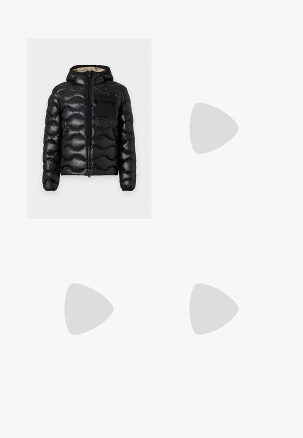 Doudoune noire avec capuche, design matelassé, fermeture éclair à l'avant et poche poitrine. Fabriquée en tissu brillant et texturé avec des poignets élastiques.; T-shirt marron à manches courtes avec col rond et petit logo sur la poitrine gauche, présenté sur fond blanc.; Jean en denim délavé bleu clair avec coupe droite, fermeture à boutons et zip sur le devant, et design cinq poches.; Baskets en cuir blanc avec un embout arrondi, une semelle plate et un laçage à l'avant. Présentent des détails de couture et un col rembourré pour plus de confort.