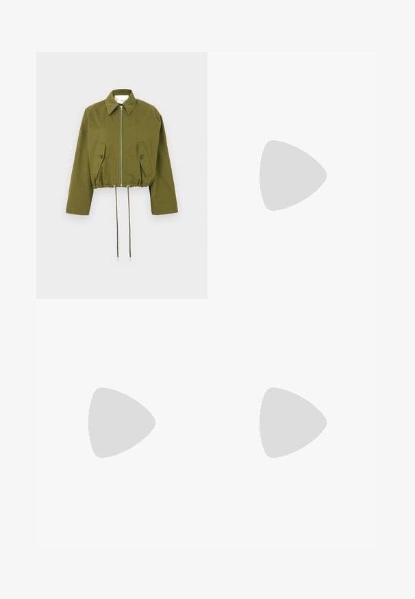 Veste courte couleur olive en tissu doux avec fermeture éclair devant, col pointu, deux poches à rabat et cordon de serrage ajustable à la taille.; Haut pour femmes à manches courtes, de couleur rose foncé, avec un large décolleté en arrondi et une coupe ajustée, posé à plat sur un fond blanc.; Jean noir à jambes larges et taille haute avec fermeture à boutons, poches avant, et texte vertical discret « Weekend MaxMara » le long des coutures latérales.; Bottine en cuir noir avec boucles latérales et détail en anneau, panneau latéral élastique, petit talon carré et languette de tirage sur fond uni.
