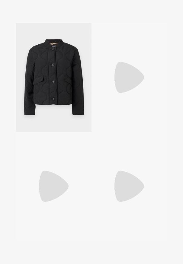 Veste matelassée noire avec col rond, fermeture à boutons sur le devant, deux poches à rabat et un motif ondulé subtil sur le tissu.; Robe en velours côtelé de couleur bourgogne profond, avec des bretelles ajustables, des poches avant avec quincaillerie en métal et une coupe ajustée. Tissu texturé.; Chaussure Mary Jane unique brillante couleur bordeaux foncé avec une large bride et une boucle argentée, talon bloc bas et bout arrondi sur fond blanc.; Petit sac à main noir brillant avec deux longues anses et des détails à cordon sur les côtés sur un fond clair uni.