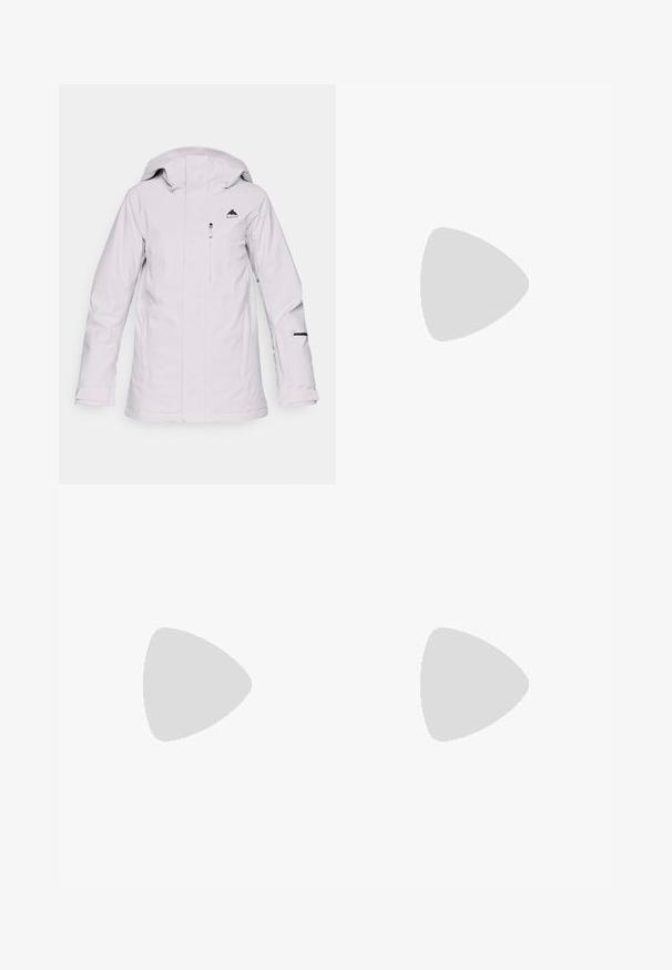 Lichtgrijze waterdichte jas met een ritssluiting aan de voorkant, verstelbare capuchon en zwart logo op de borst. Beschikt over ritszakken en zwarte accenten.; Lichtpaarse fleece pullover met een hoge kraag, drie knopen aan de voorkant en een witte ritsborstzak. Bevat contrasterende witte afwerking.; Zwarte outdoorbroeken van technische stof, met een ritszak, een platte tailleband en zwarte accenten op de manchetten.; Beige wandelschoen met rode veters, metalen oogjes en een gestructureerd oppervlak. Heeft een stevige zwarte zool en een opvallend logo op de zijkant.
