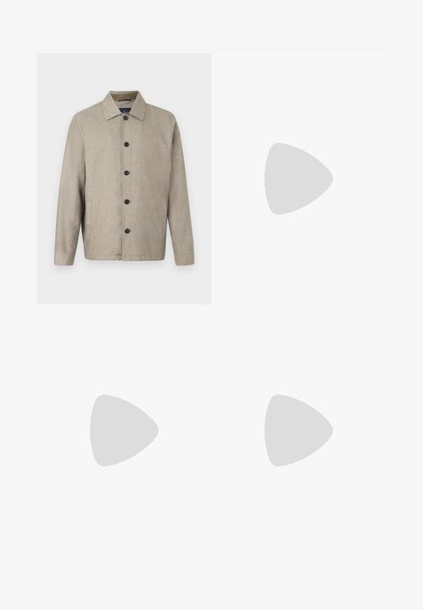 Veste beige clair avec un col, fermeture à boutons à l'avant, deux poches latérales et une coupe épurée légèrement ample. Texture douce.; Polo manches courtes côtelé bleu marine avec col zippé et bords de col et de manches en maille texturée.; Pantalon droit bleu marine foncé avec passants de ceinture, bouton à l'avant et fermeture éclair sur un fond gris clair.; Chaussure Oxford en daim marron pour homme à lacets avec semelle plate, vue de côté extérieur sur fond uni.
