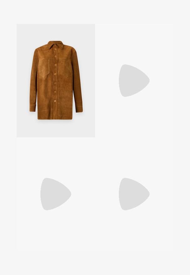 Ruskea mokkanahka-paitatakkia, jossa on kaulus, pitkät hihat, napitus edessä ja kaksi rintataskua, sekä sileä pinta.; Ruskea neulemekko, jossa on lyhyet hihat, ribbireunat ja yhteensopiva vyösolki. Pehmeä materiaali ja löysä, rento istuvuus.; Ruskea nahkainen nilkkuri, jossa on pyöreä kärki ja matala lohko korko, varustettuna elastisilla sivupaneeleilla ja sileällä, kiiltävällä pinnalla.; Läpinäkyvät beigen väriset kissansilmä-aurinkolasit, joissa on ruskeat linssit ja ohuet kultaiset sankajat, lepäävät valkoisella pinnalla.