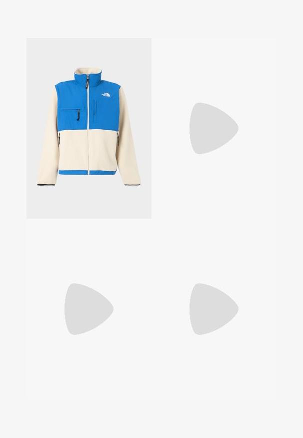 Μπλε και κρεμ fleece μπουφάν με ψηλό γιακά, φερμουάρ στο μπροστινό μέρος και τσέπη στο στήθος. Διαθέτει μαύρα φερμουάρ και λογότυπο στο πάνω αριστερό μέρος.; Λευκό κοντομάνικο μπλουζάκι με μικρό πράσινο γραφικό φλιτζάνι και λογότυπο "The North Face" στο αριστερό στήθος.; Μπεζ παντελόνι με ίσια γραμμή, ελαστική μέση και μικρό λευκό λογότυπο στη δεξιά πλαϊνή ραφή.; Καφέ σουέτ μποτάκι πεζοπορίας με σκούρες καφέ λεπτομέρειες, μεταλλικές οπές και αντιολισθητική σόλα. Λογότυπο Timberland εγχάρακτο στο πλάι. Σχεδίαση μέσου τύπου.