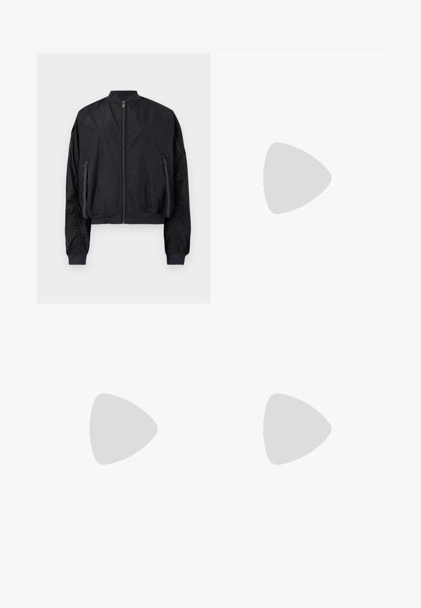 Veste aviateur noire avec fermeture éclair à l'avant, deux poches latérales zippées avec tirettes en tissu, col, poignets et ourlet côtelés, et une poche zippée sur la manche.; Débardeur blanc à texture côtelée, encolure ronde, sans manches et orné d'un logo argenté sur la poitrine. Étiquette de marque rouge au col.; Jean en denim bleu clair taille haute à jambes larges, avec poches avant, passants pour ceinture, fermeture par bouton et braguette zippée.; Bottines en cuir noir à bout pointu, petite talon et détail métallique sur le bout. Texture lisse et mate partout.