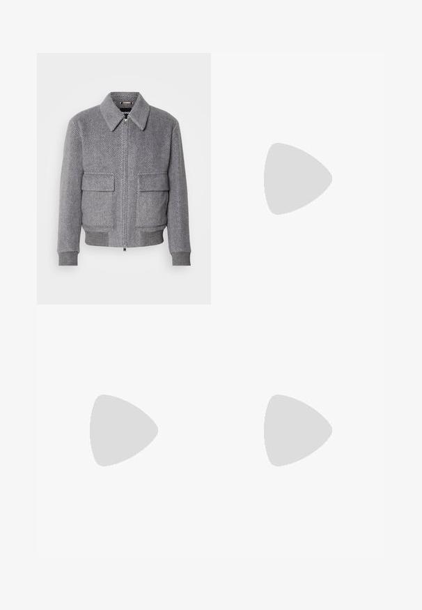 Grau karierter Jackett mit Kragen, Frontreißverschluss und zwei Klappentaschen. Verfügt über gerippte Bündchen und Saum für eine optimale Passform.; Schwarzer Rollkragenpullover aus feiner Strickware, mit langen Ärmeln und taillierter Silhouette. Glatte Textur mit gerippten Bündchen.; Schwarze Hose aus glattem Stoff, mit geradem Bein, vorderer Knopfverschluss und dezenten Seitentaschen. Schlichter und maßgeschneiderter Look.; Schwarzer Wildleder-Slipper mit weißer Plateausohle, Seitenansicht, mit Riemendetail oben und sichtbaren Nähten entlang der Kanten.