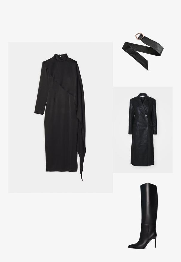 Schwarze Lederjacke mit doppeltreihigem Design, Reverskragen, Fronttaschen und einer glatten Textur. Vollständig in Länge und mit gerader Silhouette.; Materiel SCARF DRESS - Ballkleid - black; Knöchelhohe schwarze Leder-Stiletto-Stiefel mit spitzem Zeh. Glatte Textur, strukturiertes Design und schmaler hoher Absatz. Keine sichtbaren Beschläge oder Muster.; Schwarzer Ledergürtel mit einer großen, abgerundeten rechteckigen bronzenen Schnalle und spitzen Enden, flach auf einem weißen Hintergrund ausgelegt.