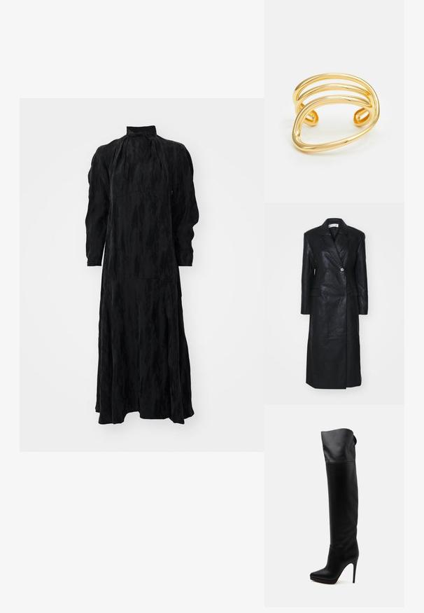 Schwarze Lederjacke mit doppeltreihigem Design, Reverskragen, Fronttaschen und einer glatten Textur. Vollständig in Länge und mit gerader Silhouette.; Schwarzes Langarmkleid mit hohem Kragen, das eine fließende Silhouette, strukturierte Stoffe und unauffällige Nähte für einen nahtlosen Look bietet.; Schwarzer kniehoher Lederstiefel mit spitzer Spitze und hohem Stilettoabsatz auf weißem Hintergrund.; Goldfarbener Armreif mit drei wellenförmigen, glatten Bändern und abgerundeten Enden. Das Design ist minimalistisch und nahtlos mit einer polierten Oberfläche.