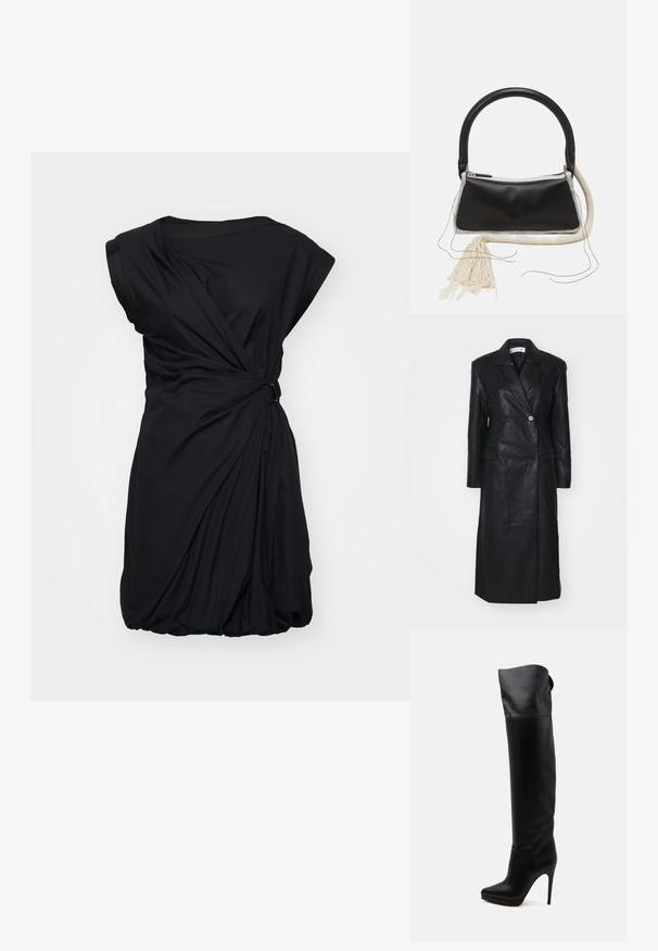 Abrigo de cuero negro con diseño de doble botonadura, solapas muescas, bolsillos frontales y una textura suave. De longitud completa y con una silueta recta.; Vestido negro con diseño envolvente, cortas mangas tipo capucha y textura recogida en la cintura. Tejido suave con un ajuste holgado.; Bota de cuero negra hasta la rodilla con puntera puntiaguda y tacón alto de aguja sobre fondo blanco.; Bolso de cuero negro con un asa redondeada, cremallera plateada, ribete de piel de oveja blanca, y un largo borlón crema unido a la parte delantera.