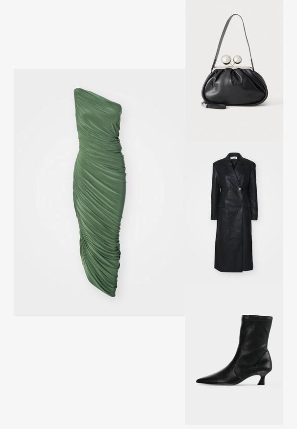 Schwarze Lederjacke mit doppeltreihigem Design, Reverskragen, Fronttaschen und einer glatten Textur. Vollständig in Länge und mit gerader Silhouette.; Grünes, einseitig trägerloses Kleid aus gerafftem, strukturiertem Stoff, das eine figurbetonte Silhouette hat, die bis zum Saum fließt.; Schwarzer Leder-Stiefel bis zur Mitte der Wade mit spitzer Schuhspitze und niedrigem Kittenabsatz, seitlich auf hellem einfarbigem Hintergrund gezeigt.; Schwarze Ledertasche mit gerafftem Design, einem einzelnen Riemen, silbernem Metallrahmen und zwei großen runden silbernen Verschlüssen.