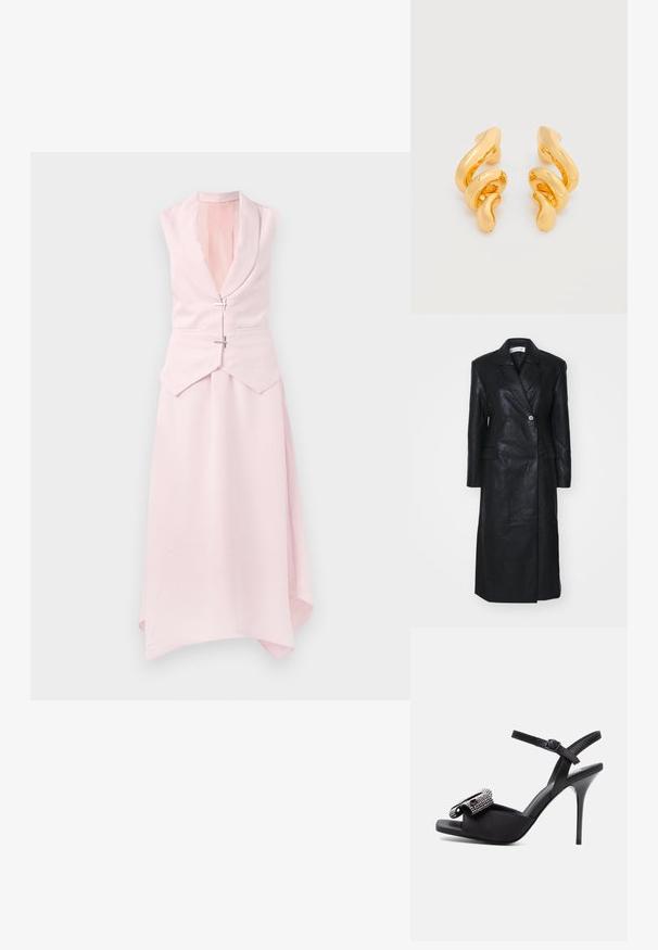 Must must nahkvarustus kahekordse nööpimisega, lõikega krae, esikottide ja siledaga tekstuuriga. Täispikk ja sirge siluetiga.; Heled roosa ilma varrukateta kleit, millel on šalli kaelus, asümmeetriline alläär ja kaks dekoratiivset hõbedast haakimist vöökoha juures. Sujuv, tekstuuriga kangas.; Must kõrge kontsaga sandaal, millel on õhuke pahkluu rihm ja varbakohal kaunistatud kristallidega kaunistatud liblikavibu.; Paari läikiva, kuldse tooniga keerutatud rõngakõrvarõngaid paksu, skulpturaalse, ebaühtlase spiraalkujundusega valgel taustal.