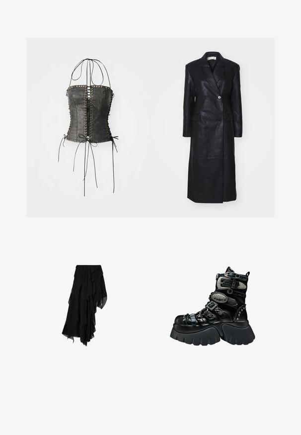 Zwarte leren jas met een dubbele knopenontwerp, ingerichte revers, voorkleurzakken en een soepele textuur. Volledige lengte met een rechte silhouet.; Jaded London LONGLINE LACE UP HALTER CORSET - Top - black; Zwarte asymmetrische rok met gelaagde, vloeiende chiffonstof die een geplooide, ongelijke zoom creëert.; Zwarte plateau-laars met dikke zool, meerdere gestructureerde bandjes, zilveren gespen, decoratieve metalen accenten en met studs versierde details.