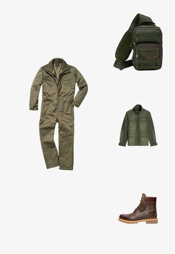 Olivengroene jas van duurzaam materiaal, met een hoge kraag, een voorrits, twee borstzakken en een zijzak met rits, allemaal met een gestructureerde afwerking.; Olijfgroene jumpsuit gemaakt van duurzaam weefsel, met een ritssluiting aan de voorkant, geribde kraag en meerdere met rits afsluitbare zakken op de borst en zijkanten.; Bruine leren enkelboot met een ronde neus, stevige zool, hardware in goudkleur en een gestructureerde bovenkant. Inclusief een merklabel dat is bevestigd.; Groene camouflage schoudertas met meerdere ritszakken, een verstelbare schouderband en een mesh achterpaneel voor ventilatie.