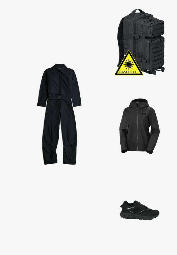 Zwarte waterdichte jas met capuchon, volledige ritssluiting aan de voorkant, zijzakken en verstelbare klittenbandmanchetten, met een klein logo op de borst.; Zwarte jumpsuit met lange mouwen en kraag, ritssluiting aan de voorkant, verstelbare riem in de taille en ritsen nabij de onderkant van brede pijpen op een witte achtergrond.; Zwarte waterdichte wandelschoen met gaaspanelen, textuurzool, ronde neus en reflecterende veters. Voorzien van een logo en een trekband op de hiel.; Brandit BIG COOPER - Rugzak - black