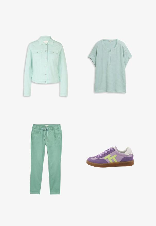 Lyse mintgrøn denimjakke med lange ærmer, knappet front, to brystlommer med klapper og en klassisk krave.; TOM TAILOR TOM TAILOR T-SHIRT CRINKLE T-SHIRT - Bluse - blue haze; Mintgrønne bukser lavet af blødt stof, med snørelukning i taljen, to frontlommer og diskrete stikninger langs sidesømmene.; Lilla sneaker med en tekstureret overdel, kontrasterende grønt logo, hvide detaljer og en brun gummisål. Har afrundet tå og snørebånd.