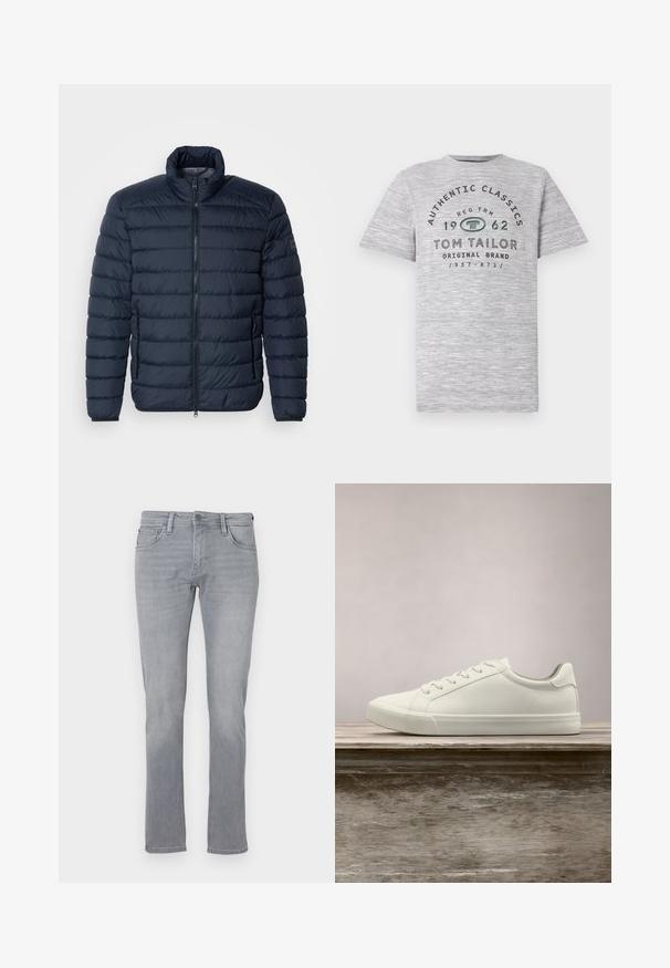 Dunkelblaues Steppjacke mit horizontaler Paspelierung, hohem Kragen, Frontreißverschluss und seitlichen Reißverschlusstaschen. Hergestellt aus leichtem, isoliertem Material.; Graues Heather-Kurzarmshirt mit dem Aufdruck "Authentic Classics 1962" und "Tom Tailor" in kontrastierenden dunkelgrünen und schwarzen Buchstaben.; Graue Jeans aus Denim mit geradem Bein, ausgestattet mit einem Frontknopf und einem Reißverschluss, fünf Taschen und subtilen Verwaschungen.; Weiße Schnürsneaker, die über einer Holzbank mit grünem Laub im Hintergrund schweben und das Schuhdesign sowie die Textur zeigen.