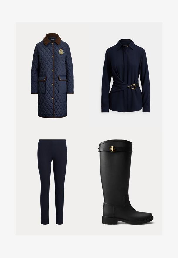 Marineblauwe doorgestikte lange jas met bruine corduroy kraag, knoopsluiting, twee voorzakken met klep en geborduurd wapen op de borst.; Marineblauw shirt met lange mouwen, een kraag, een gedraaide voorkant en een zwarte riem met een gouden gesp en studs. Zachte stoftextuur.; Strakke marineblauwe leggings in volledige lengte met hoge taille, getoond tegen een effen lichte achtergrond.; Zwarte regenlaars tot net onder de knie met een lage hak en een gouden RLL-logo gesp dicht bij de bovenkant op een effen lichte achtergrond.
