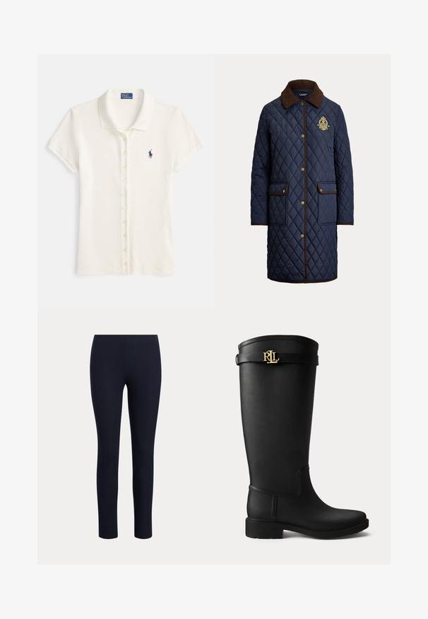 Marineblå lang quiltet frakke med brun fløjlskrave, knaplukning, to forlommer med klap og broderet våbenskjold på brystet.; Polo shirt i off-white bomuld med korte ærmer, krave og en knaplukning. Har en lille marineblå logo på brystet.; Slanke marineblå leggings i fuld længde med høj talje, vist mod en ensfarvet lys baggrund.; Sort knæhøj gummistøvle med lav hæl og en guldfarvet RLL-logo spænde nær toppen på en ensartet lys baggrund.