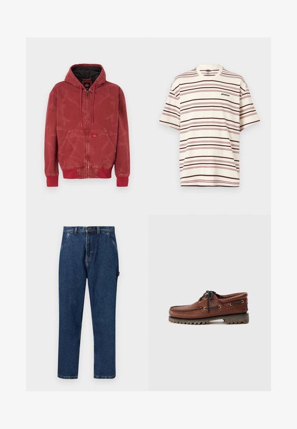 Rød hættejakke med tekstureret finish, lynlåslukning, frontlommer og ribbet manchetter. Sort foer og lille logomærke foran.; Krem kortærmet T-shirt med horisontale lyserøde og brune striber og lille "Dickies"-logo på venstre bryst.; Mørkeblå lige-ben denimjeans med forlommer, bæltestropper, knaplukning og en løkke detalje på højre side.; Brune læder bådsko med struktureret overdel, sorte snørebånd og gyldne øjer. Har en holdbar, rillede gummisål.