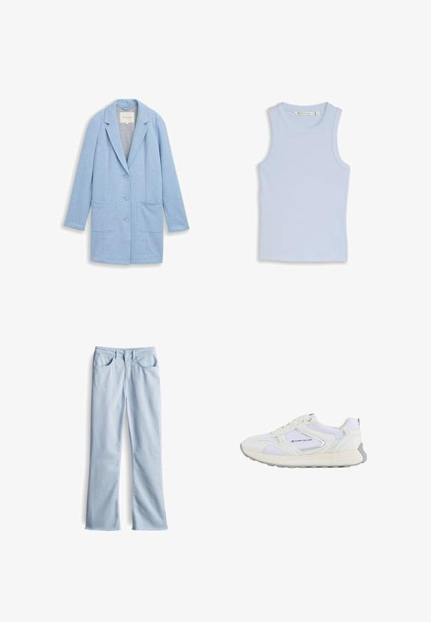 Lichtblauwe, lange mouwen blazer met ingesneden revers, drie knopen aan de voorkant en twee grote opgestikte zakken op een witte achtergrond.; Lichtblauw geribd mouwloos tanktopje met ronde hals en label waarop maat small staat.; Lichtblauwe uitlopende jeans van zachte denim. Beschikt over vijf zakken, riemlussen en een knoopsluiting. Onbewerkte zoom aan de onderkant.; Witte sportschoen met een bovenwerk van mesh en synthetisch materiaal, voorzien van zilveren accenten en een gestructureerde rubberen zool, gelabeld "TOM TAILOR."