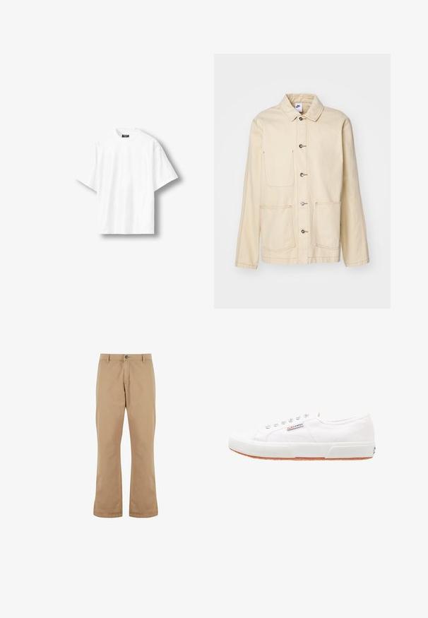 Veste beige avec un devant à boutons, deux poches poitrine et des poches latérales, avec des coutures contrastantes et un col.; T-shirt blanc uni à manches courtes, coupe ample, col rond et étiquette noire à l'intérieur du col arrière, présenté sur un fond clair.; Pantalons en coton beige à coupe droite, dotés d'une fermeture à bouton, de poches avant et d'une texture lisse.; Baskets en toile blanches avec une semelle en caoutchouc, design à lacets et une petite étiquette logo sur le côté. Tige blanche texturée et semelle extérieure marron.