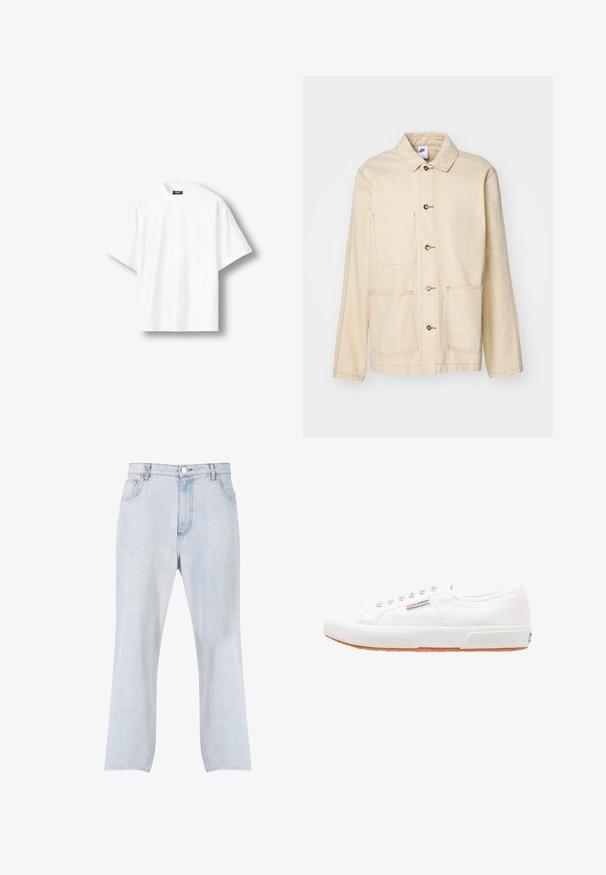 Beige jas met een knoopsluiting aan de voorkant, twee borstzakken en zijzakken, met contrasterende stiksels en een kraag.; Effen wit oversized T-shirt met korte mouwen en een ronde hals, met een zwart label aan de binnenkant van de achterkant van de kraag, getoond op een lichte achtergrond.; Lichtblauwe spijkerbroek met rechte pijpen, vooraan knoop- en ritssluiting en ontwerp met vijf zakken.; Witte canvas sneakers met een rubberen zool, vetersluiting en een klein logolabel aan de zijkant. Gewreven wit bovenwerk en een bruine zool.
