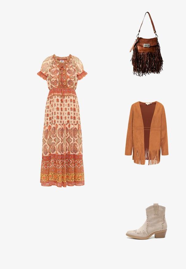 Braune Wildlederjacke mit offenem Vorderteil, langen Ärmeln und Fransen am unteren Saum und an den Kanten.; Maxikleid aus leichtem Stoff mit floralen Mustern in Rot- und Orangetönen, mit gerafftem Ausschnitt, kurzen Ärmeln und einem stufigen Saum.; Beige Wildlederstiefelette mit einer spitzen Zehenpartie, dekorativer Naht und Metallnieten entlang der Kanten. Verfügt über einen niedrigen, gestapelten Absatz.; Braune Lederschultertasche mit Metallverschluss und langen Fransen, die unten und an den Seiten hängen.
