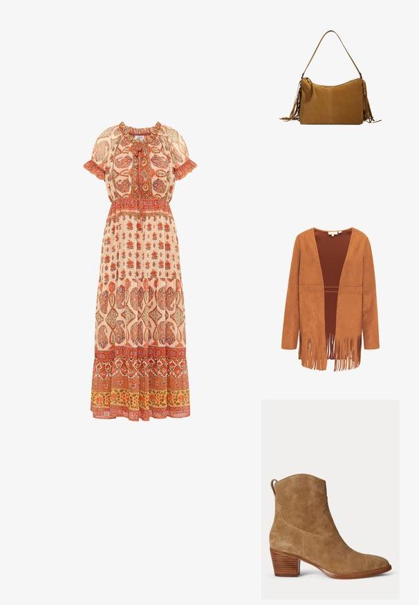 Braune Wildlederjacke mit offenem Vorderteil, langen Ärmeln und Fransen am unteren Saum und an den Kanten.; Maxikleid aus leichtem Stoff mit floralen Mustern in Rot- und Orangetönen, mit gerafftem Ausschnitt, kurzen Ärmeln und einem stufigen Saum.; Brauner Wildleder-Stiefeletten mit niedrigem gestapeltem Holzabsatz und Zuglasche hinten auf schlichtem hellem Hintergrund.; Beige Wildleder-Schultertasche mit langen Fransenakzenten, Reißverschluss und einem einzelnen Schulterriemen. Rechteckige Form mit glatter Textur.