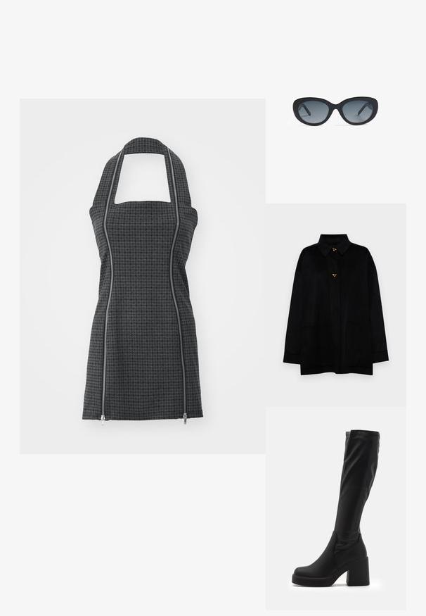 AERON CRANE JACKET - Klassischer Mantel - black; Schürze in Schwarz und Grau mit Muster, Halterneck, quadratischem Ausschnitt, Frontreißverschlussdetails und taillierter Form. Hergestellt aus strukturiertem Stoff.; Schwarze knielange Stiefel aus glattem Synthetikmaterial mit einem dicken Blockabsatz und einem schlanken Design mit elastischem oberen Rand.; Schwarze Sonnenbrille mit einem glatten Kunststoffrahmen, ovalen Gläsern, die von dunkelgrau zu hellgrau verlaufen, und abgerundeten Kanten.