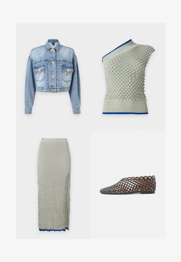 Hellblaue, kurz geschnittene Jeansjacke mit langen Ärmeln, vorderer Knopfverschlüsse, zwei Klappentaschen mit Knöpfen und Kragen.; Asymmetrisches Strickoberteil in Hellgrau mit erhabenem Texturmuster; verfügt über einen blauen Rippkragen und Saum. Einzigartige Details bereichern das Design.; Strickrock in Hellgrau mit strukturiertem Bobbel-Design, elastischem Bund und kontrastierendem blauen gewellten Saum. Lange, enganliegende Silhouette.; Flacher Schuh mit schwarzem Gitterdesign und gewelltem Rand, aus durchsichtigem Kunststoff, seitlich auf weißem Hintergrund dargestellt.