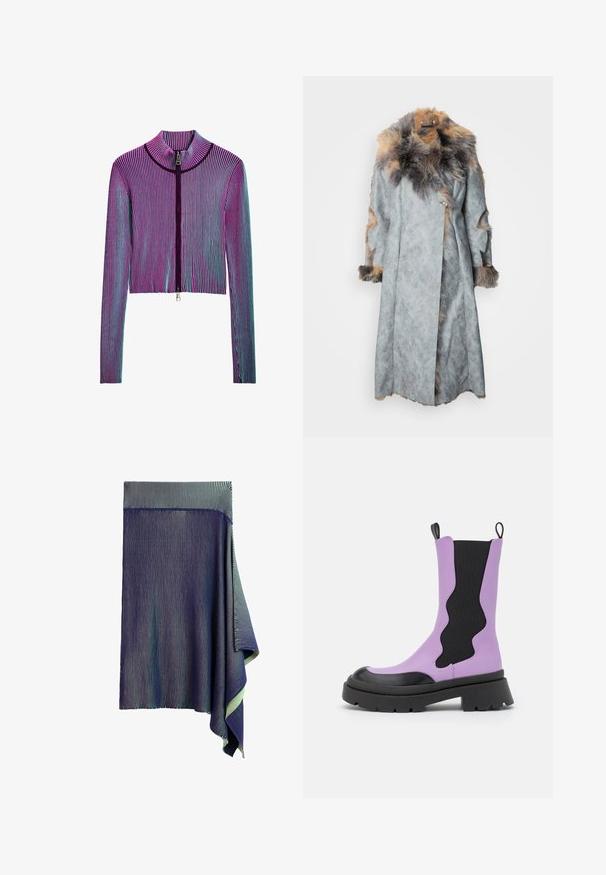 Manteau en suédé gris avec un col en fourrure et des accents. Il présente un design enveloppant, des manches longues et des découpes sur les manches.; Veste zippée courte à manches longues avec un motif en ribbed multicolore comportant des rayures roses, violettes et bleues. Détail en zip argenté à l'avant.; Jupe tricotée bleu foncé avec de très fines rayures blanches verticales et un ourlet drapé asymétrique sur un côté.; NA-KD WAVY ELASTIC BOOTS - Bottes à plateau - black/purple