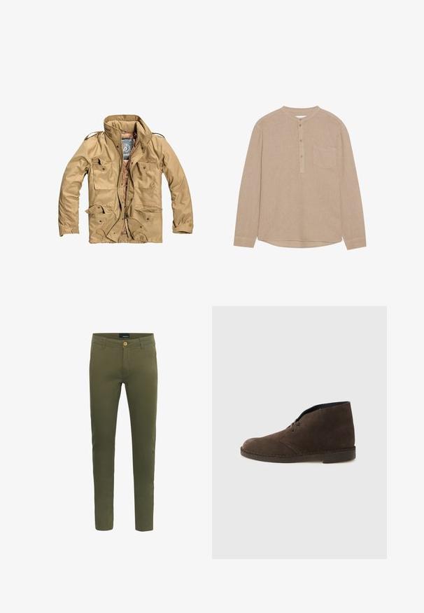 Beigefarbene Außenjacke mit hohem Kragen, mehreren vorderen Taschen und einem Reißverschluss. Der Stoff wirkt strapazierfähig und hat eine glatte Textur.; Beige Langarmhemd mit Henley-Ausschnitt, geknöpftem Verschluss, Brusttasche auf der linken Seite, weicher Textur und abgerundetem Saum.; Olivgrüne Hosen aus weichem Baumwollgemisch mit vorderem Knopfverschluss, Gürtelschlaufen und slim fit Design.; Brauner Ankle-Boot aus Wildleder mit zwei Ösen, niedrigem Absatz und genähter Sohle vor einfachem hellgrauem Hintergrund.