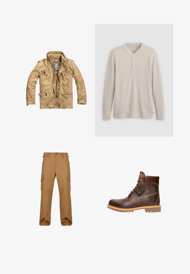 Tan yderjakke med høj krave, flere frontlommer og lynlås-lukning. Stof ser holdbart ud med en glat tekstur.; Langærmet henley-skjorte i lys beige ribbet stof, med V-hals, tre-knap placket og manchetter ved ærmerne. Rød logo-tags ved kanten.; Brune cargo bukser lavet af slidstærkt stof, med flere lommer, en afslappet pasform og forstærkede syninger.; Brun læder ankelstøvle med rund tå, solid sål, hardware i guldtone og en tekstureret overdel. Inkluderer et logo-tagfæstet.