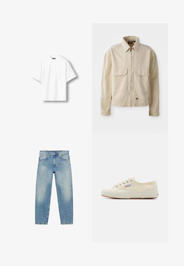 Beige, lichtgewicht jack met een rits aan de voorkant, twee borstzakken en een klein logo aan de onderrand. Gemaakt van duurzaam katoen.; Effen wit oversized T-shirt met korte mouwen en een ronde hals, met een zwart label aan de binnenkant van de achterkant van de kraag, getoond op een lichte achtergrond.; Jeans met rechte pijpen van blauwe denim, met voorzakken en riemlussen, met lichte vervaagde details op dijen en knieën.; Beige canvas sneaker met een laag profiel, metalen oogjes en rubberen zool. Beschikt over een textuurpatroon en logodetail aan de zijkant.
