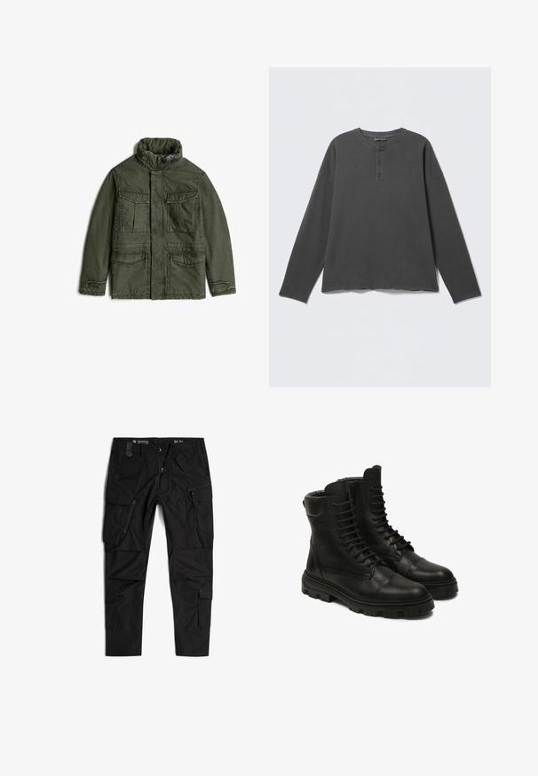 Donkergroene jas in militaire stijl met hoge kraag, ritssluiting en knoopsluiting, en vier voorvakken met kleppen.; Donkergrijs henley-shirt met lange mouwen, een ronde halslijn en drie knopen op de voorklep.; G-STAR TOOLBOX - Cargobroek - dk black; Zwarte leren laarzen met een vetersluiting, voorzien van een zijrits, robuuste zool en versterkte neus. Gladde textuur en stevige constructie.