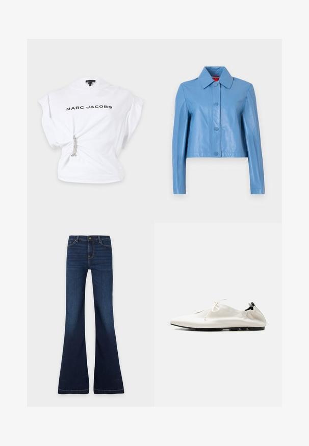 Veste en cuir bleu clair raccourcie avec manches longues, col large et quatre boutons-pression à l'avant.; Top sans manches blanc Marc Jacobs avec texte du logo noir et détail d'épingle à nourrice argentée resserrant le tissu à la taille gauche.; Jean en denim bleu foncé avec taille haute, fermeture par bouton et fermeture éclair, poches avant et arrière, et jambes évasées.; Chaussure blanche minimaliste en cuir à enfiler avec talon rentré, fermeture à lacets et semelle fine noire sur fond uni.