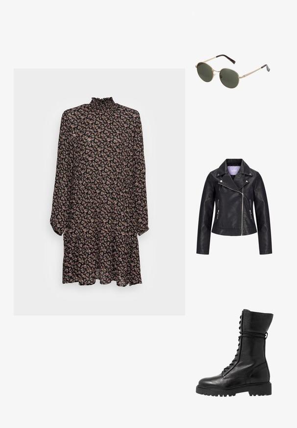 Schwarze Bikerjacke aus Kunstleder mit asymmetrischem Frontreißverschluss, silbernen Druckknöpfen am breiten Revers und zwei seitlichen Reißverschlusstaschen.; Schwarzes Blumenkleid mit langen Ärmeln, gerafftem Hals und ausgestelltem Saum. Verziert mit kleinen rosa und cremefarbenen Blumen auf dunklem Hintergrund.; Schwarze Lederkampfstiefel mit strukturierter Oberfläche, knielanger Ausführung, schnürbarem Vorderteil und einer robusten Gummisohle mit geriffeltem Muster.; Runde Sonnenbrillen mit goldfarbenen Metallrahmen und dunkelgrünen Gläsern. Die Bügel haben ein Schildpatt-Muster für zusätzliche Details.
