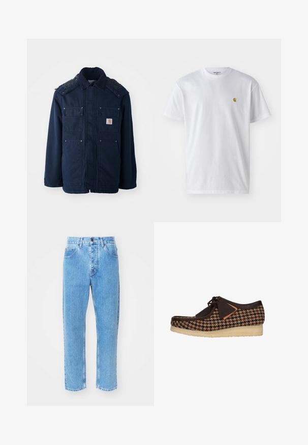 Mørkeblå isoleret jakke med knaplukning foran, to brystlommer og en quiltet skulderdesign. Fremstillet af robust stof.; Hvid bomulds t-shirt med korte ærmer, rund hals og et lille guld logo på venstre brystområde. Blød tekstur og almindelig pasform.; Lyseblå denimjeans har en lige ben-design, fem lommer og en klassisk knaplukning i taljen.; Brun tekstil sko med houndstooth-mønster, læderdetaljer og snørebåndsdesign. Tykk, tekstureret sål giver støtte og stabilitet.