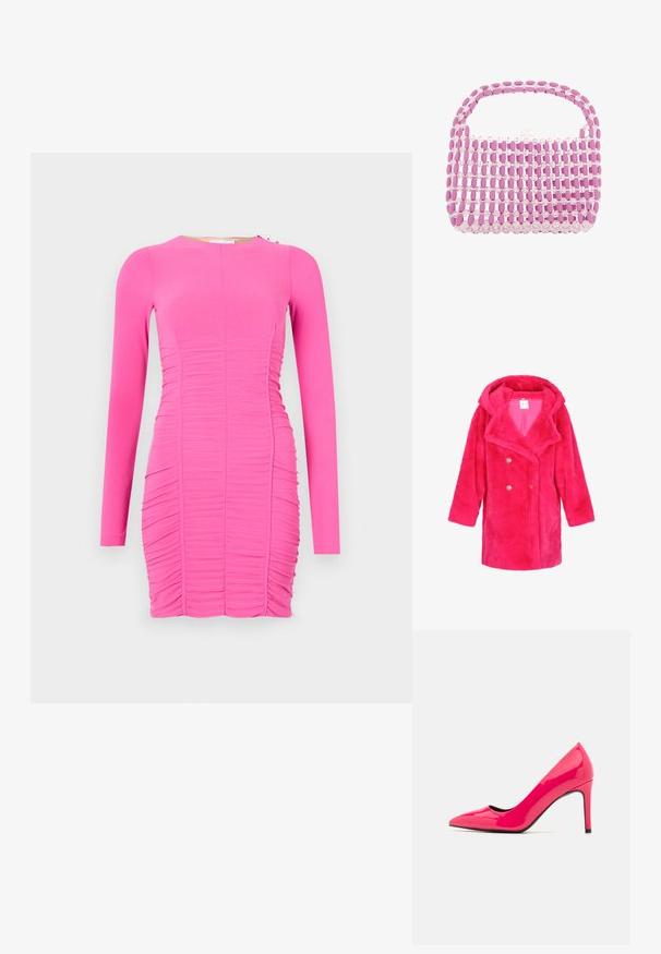 Helle pinke Kunstfell-Doppelreiherjacke mit großem Kragen, Kapuze, langen Ärmeln und vier dekorativen goldenen Knöpfen.; Figurbetontes langärmliges Kleid in lebhaftem Pink. Verfügt über geraffte Textur, Rundhalsausschnitt und seitliche Details mit einem kleinen metallischen Akzent.; Leuchtend pinkfarbene lackierte High-Heels mit spitzer Zehenform und schlanker Silhouette, ausgestattet mit einem dünnen Stiletto-Absatz und schwarzem Innenleben.; Kleine Handtasche aus abwechselnden Reihen von rosa ovalen und klaren runden Perlen mit einem perlenbesetzten Griff und Verschluss.