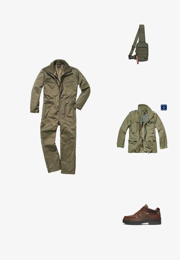 Wasserabweisende olivgrüne Jacke mit Reißverschluss, mehreren aufgesetzten Taschen, Stehkragen und verstellbaren Bündchen. Innenfutter ist beige.; Olivgrüner Overall aus strapazierfähigem Material, mit Reißverschluss vorne, geripptem Kragen und mehreren mit Reißverschluss versehenen Taschen auf der Brust und an den Seiten.; Braunes Leder-Schuhwerk mit klassischem Design, ausgestattet mit einer Schnürung, grünen Akzenten und einer robusten schwarzen Gummi-Sohle. GORE-TEX®-Label sichtbar.; Olivgrüne Umhängetasche aus strukturiertem Stoff, mit einer Reißverschlusstasche vorne und einem roten Markenetikett. Verstellbarer Träger für Komfort.