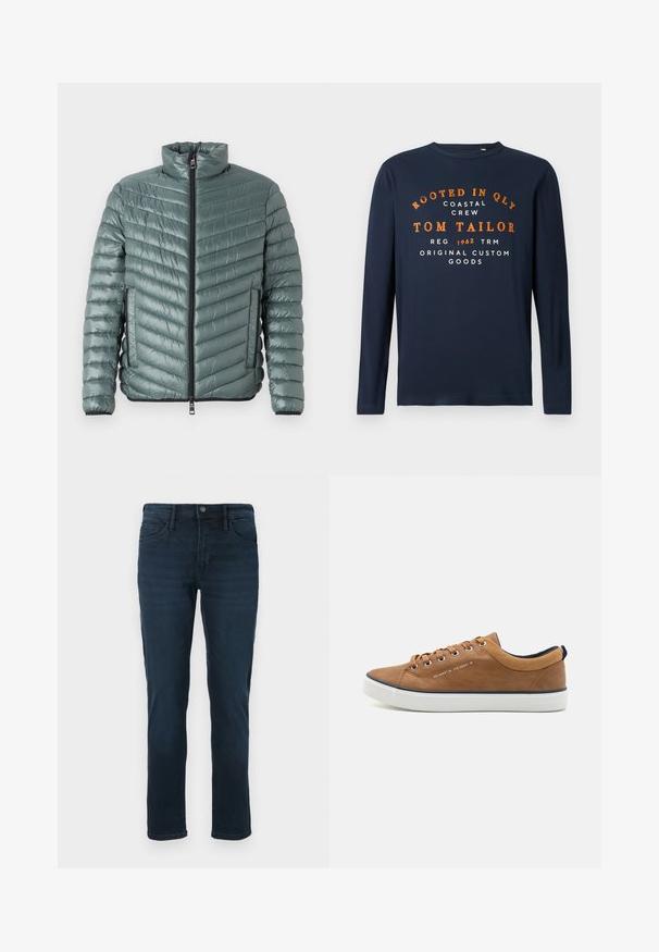 TOM TAILOR LIGHTWEIGHT JACKET - Übergangsjacke - washed jasper green; Marineblaue Langarmshirt mit Rundhalsausschnitt, bedruckt mit orangefarbenem und weißem Text: "VERWURZELT IN QLY COASTAL CREW TOM TAILOR 1962 ORIGINAL CUSTOM GOODS."; Dunkelblaue Denim-Jeans mit geradem Bein, fünf Taschen, einem Knopfverschluss und dezentem Verblassen an der Vorderseite.; Braune Leder-Sneaker mit runder Zehenpartie, weißer Sohle und marineblauen Akzenten. Verfügt über Metallösen und einen strukturierten Kragen.