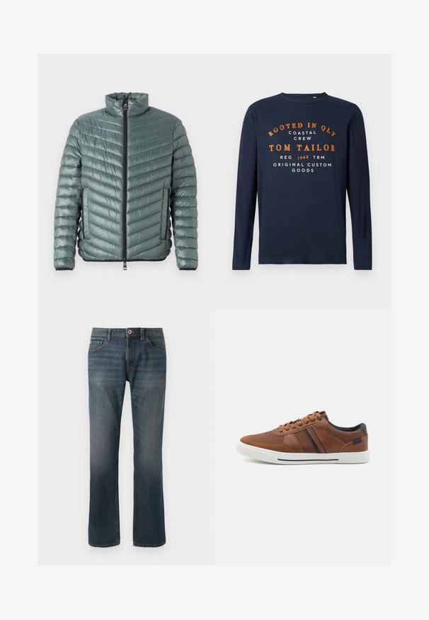 TOM TAILOR LIGHTWEIGHT JACKET - Übergangsjacke - washed jasper green; Marineblaue Langarmshirt mit Rundhalsausschnitt, bedruckt mit orangefarbenem und weißem Text: "VERWURZELT IN QLY COASTAL CREW TOM TAILOR 1962 ORIGINAL CUSTOM GOODS."; Dunkelblaue Jeans aus Denim mit geradem Bein. Merkmale sind fünf Taschen, kontrastierende Nähte sowie ein Knopf- und Reißverschluss vorne.; Braune Leder-Sneaker mit glatter Textur, weißer Gummisohle, schwarzen Akzenten und dekorativen Nähten sowie seitlichen Streifen.